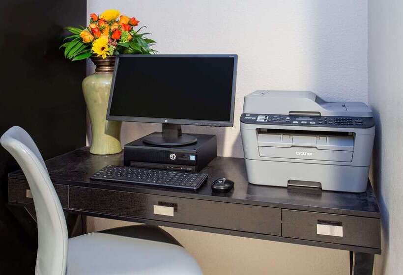 Отель Baymont By Wyndham Phoenix I10 Near 51st Ave