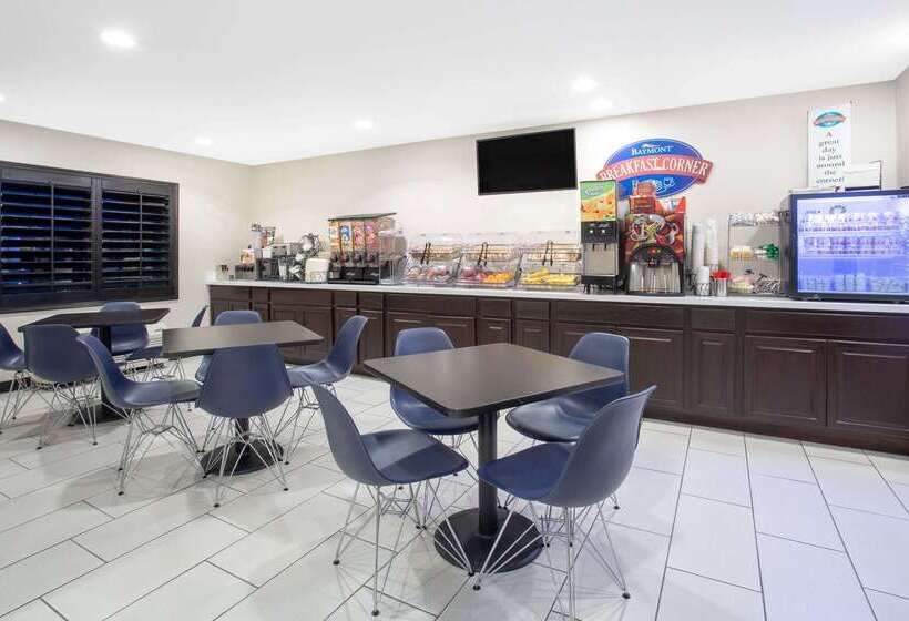 Отель Baymont By Wyndham Phoenix I10 Near 51st Ave