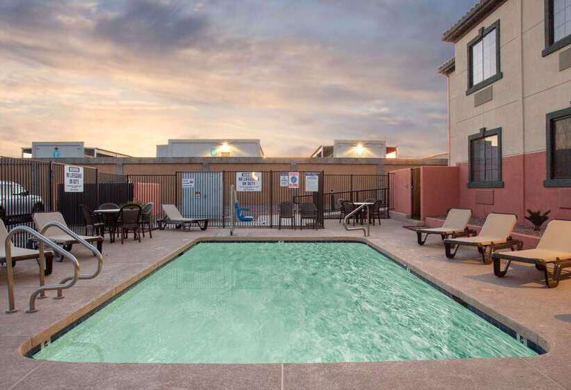 Отель Baymont By Wyndham Phoenix I10 Near 51st Ave