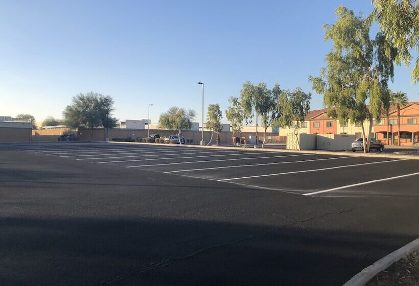 Отель Baymont By Wyndham Phoenix I10 Near 51st Ave