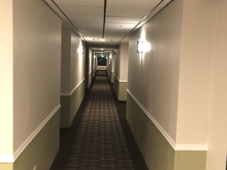 Отель Baymont By Wyndham Phoenix I10 Near 51st Ave