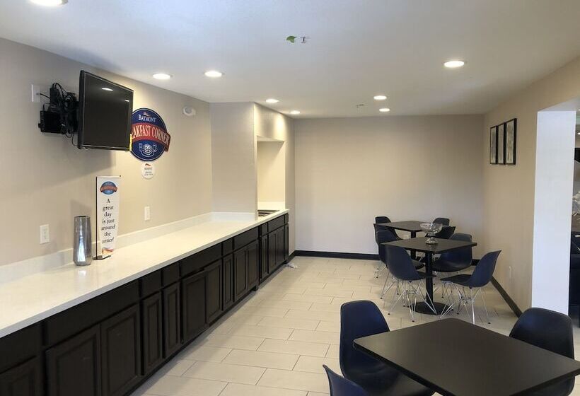 Отель Baymont By Wyndham Phoenix I10 Near 51st Ave