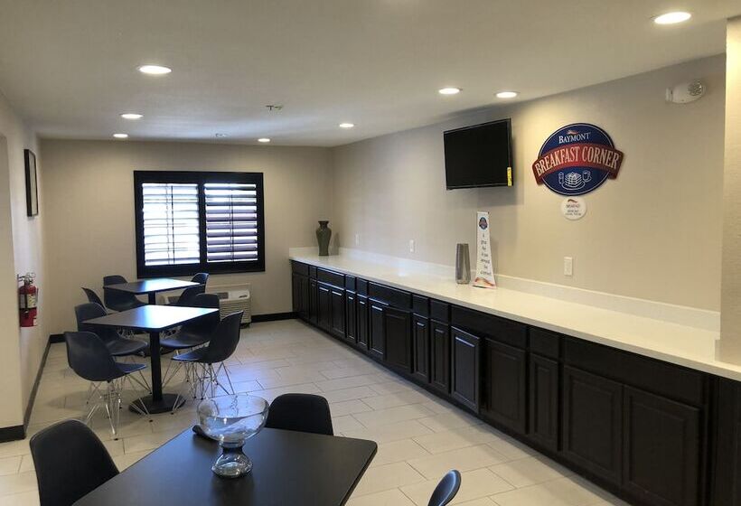 Отель Baymont By Wyndham Phoenix I10 Near 51st Ave