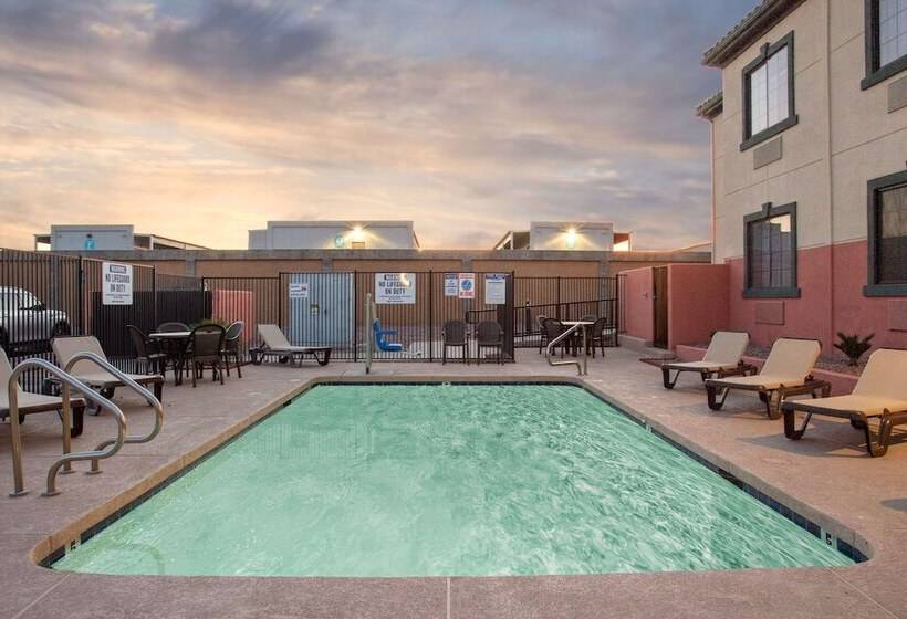 Отель Baymont By Wyndham Phoenix I10 Near 51st Ave