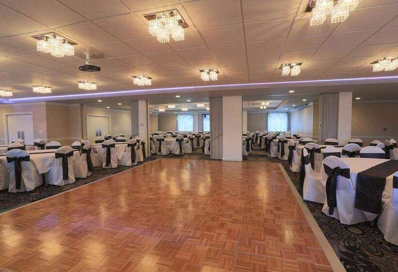 בית מלון כפרי Days Inn By Wyndham Calumet Park