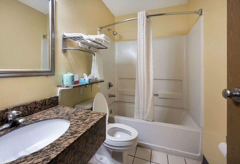 Отель Econo Lodge Spotsylvania Town Center