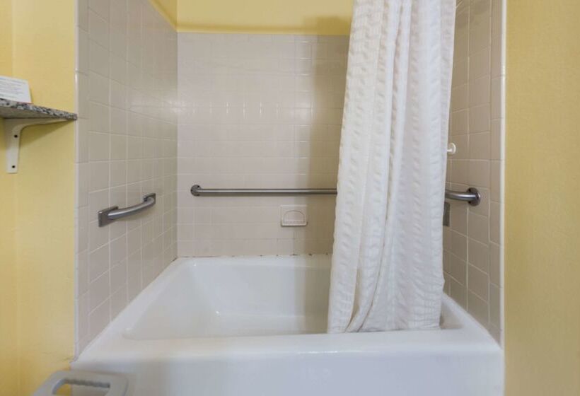 Отель Econo Lodge Spotsylvania Town Center