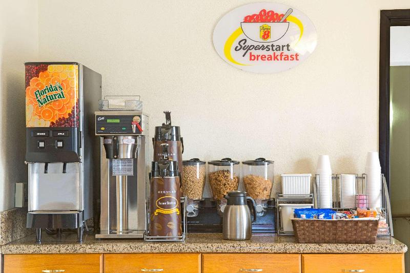 Отель Econo Lodge