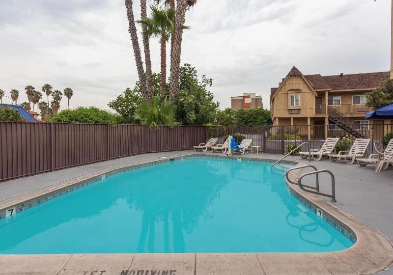 Отель Laquinta Inn & Suites By Wyndham San Bernardino