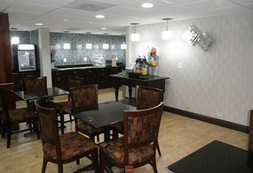 בית מלון כפרי Quality Inn & Suites Arden Hills   Saint Paul North