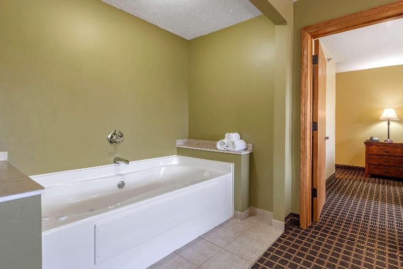 ホテル Quality Inn & Suites Warren