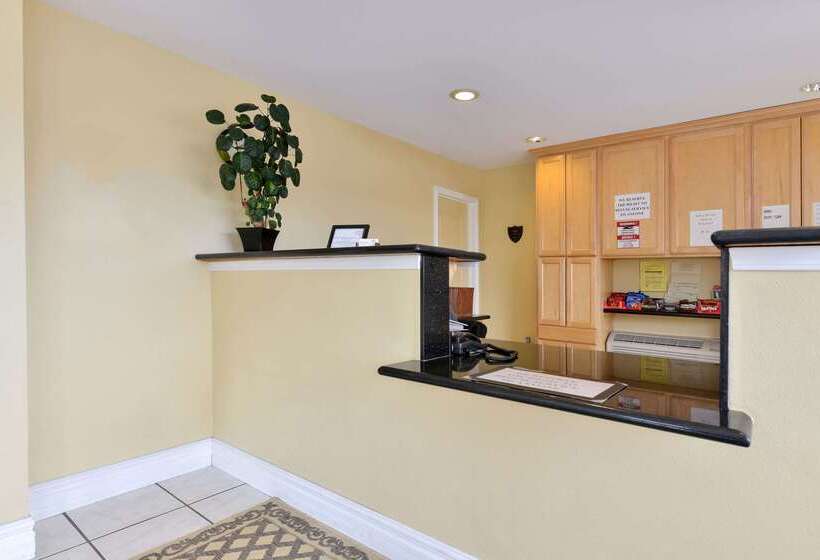בית מלון כפרי Rodeway Inn Stockton Highway 99