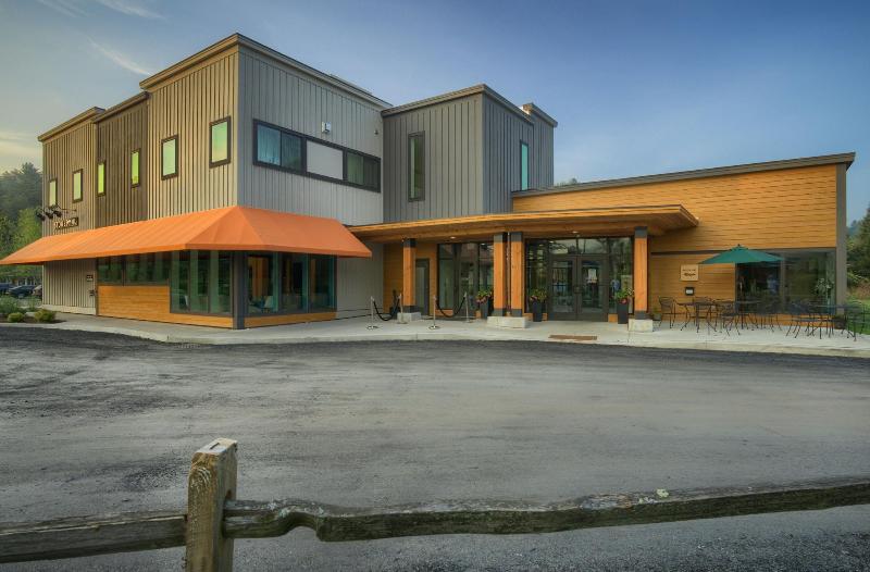 هتل Sun & Ski Inn And Suites