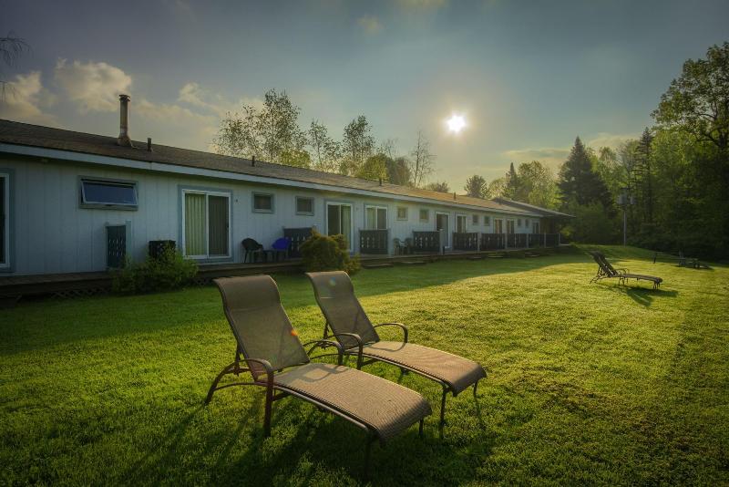 هتل Sun & Ski Inn And Suites