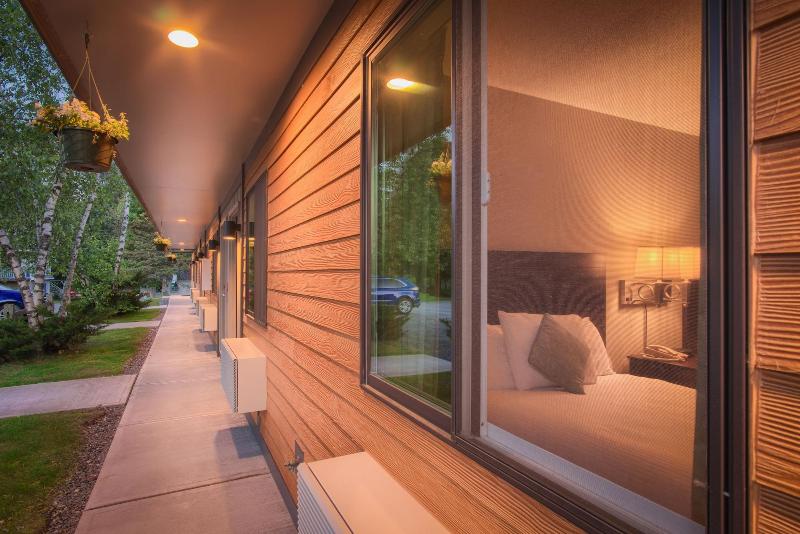 هتل Sun & Ski Inn And Suites