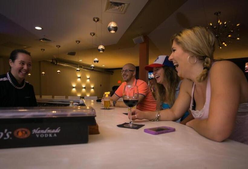 هتل Sun & Ski Inn And Suites