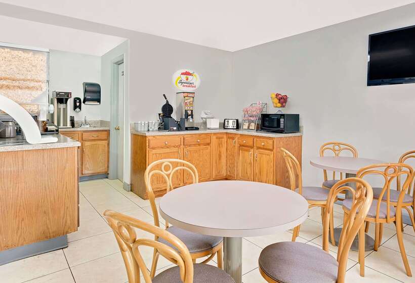 فندق Super 8 By Wyndham Athens