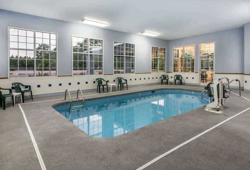 בית מלון כפרי Super 8 By Wyndham Fayetteville