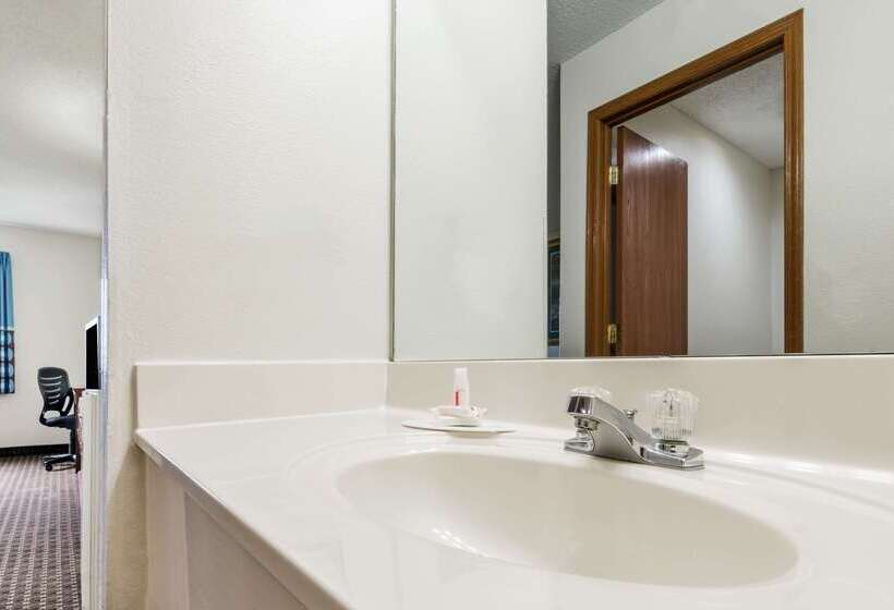 فندق Super 8 By Wyndham Gardner