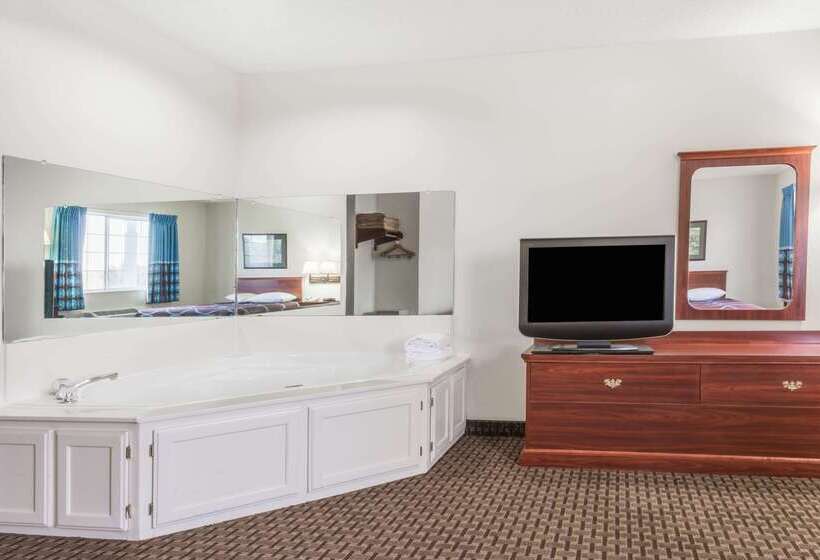 فندق Super 8 By Wyndham Gardner