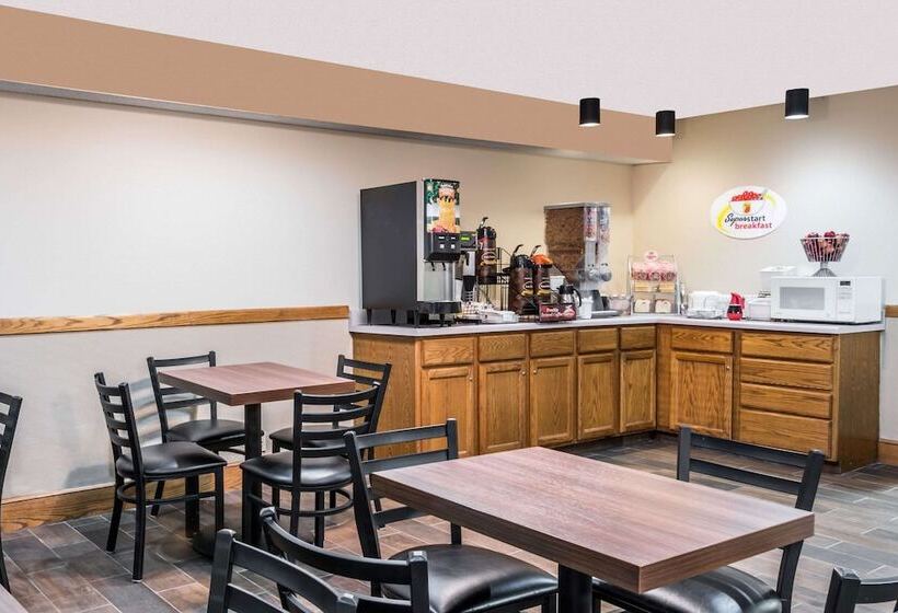 فندق Super 8 By Wyndham Gardner