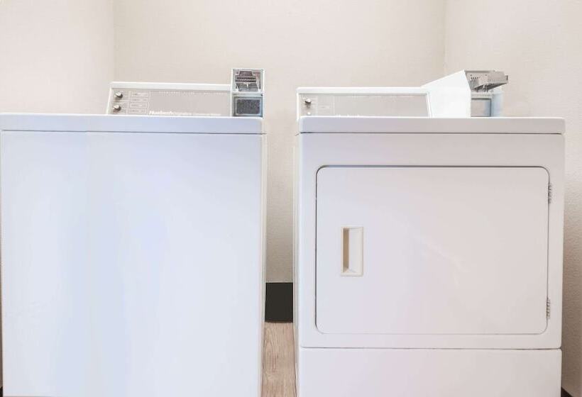 فندق Super 8 By Wyndham Gardner