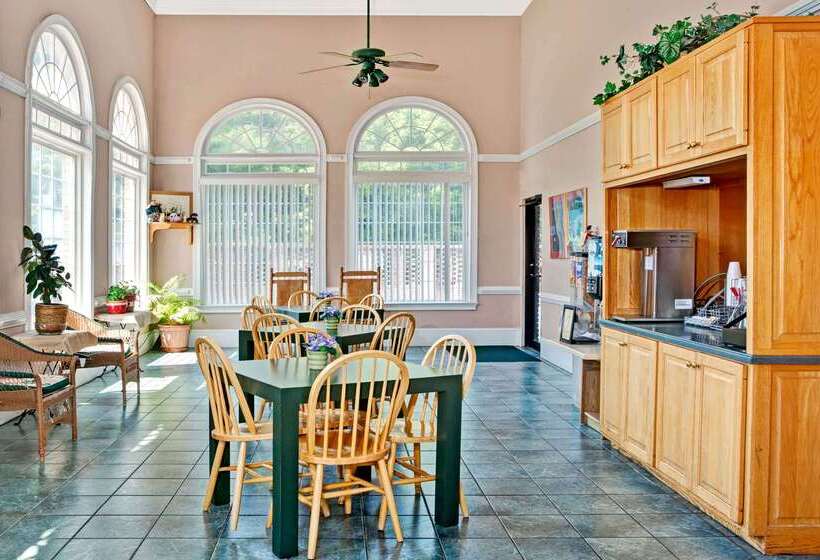 Отель Super 8 By Wyndham Marietta/west/atl Area