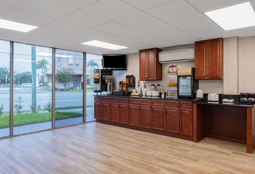 فندق Super 8 By Wyndham Melbourne