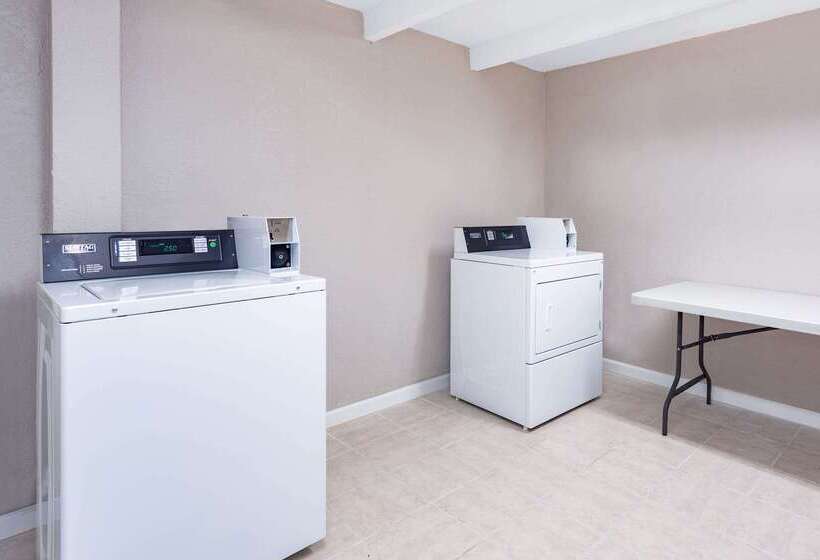 فندق Super 8 By Wyndham Melbourne