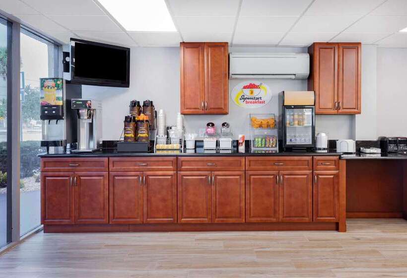 فندق Super 8 By Wyndham Melbourne