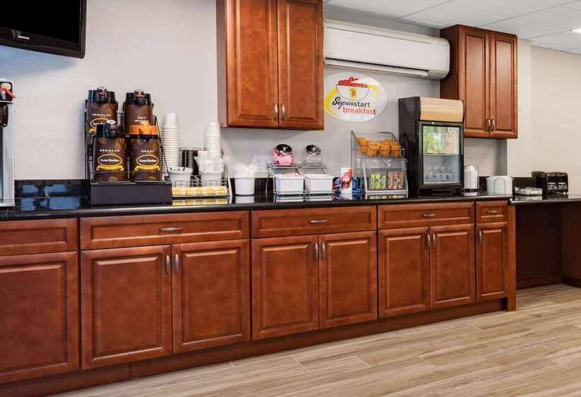 فندق Super 8 By Wyndham Melbourne