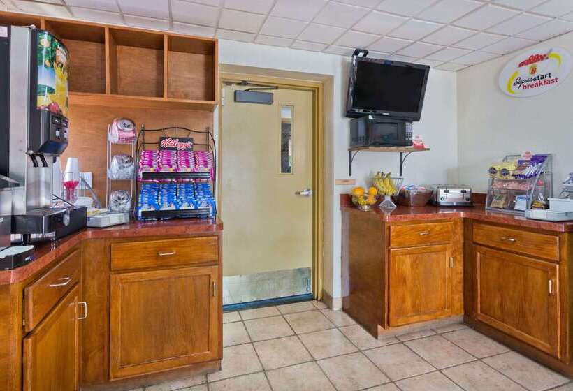 فندق Super 8 By Wyndham Melbourne