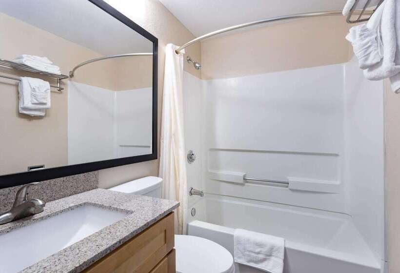 فندق Super 8 By Wyndham Melbourne