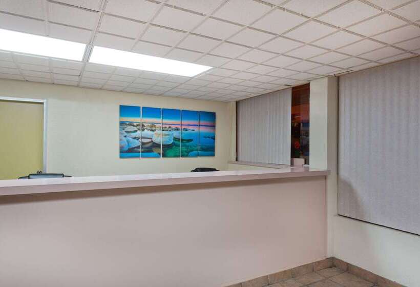 فندق Super 8 By Wyndham Melbourne