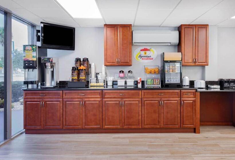 فندق Super 8 By Wyndham Melbourne