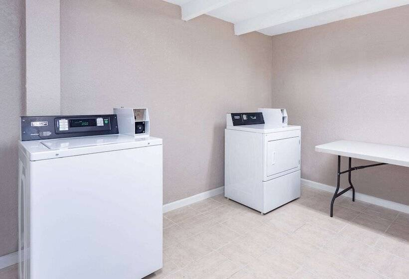 فندق Super 8 By Wyndham Melbourne