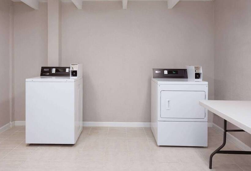 فندق Super 8 By Wyndham Melbourne