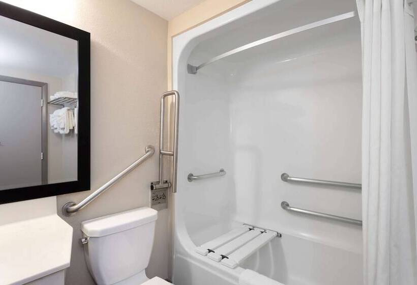 فندق Super 8 By Wyndham Melbourne