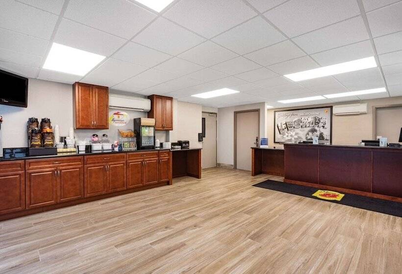 فندق Super 8 By Wyndham Melbourne