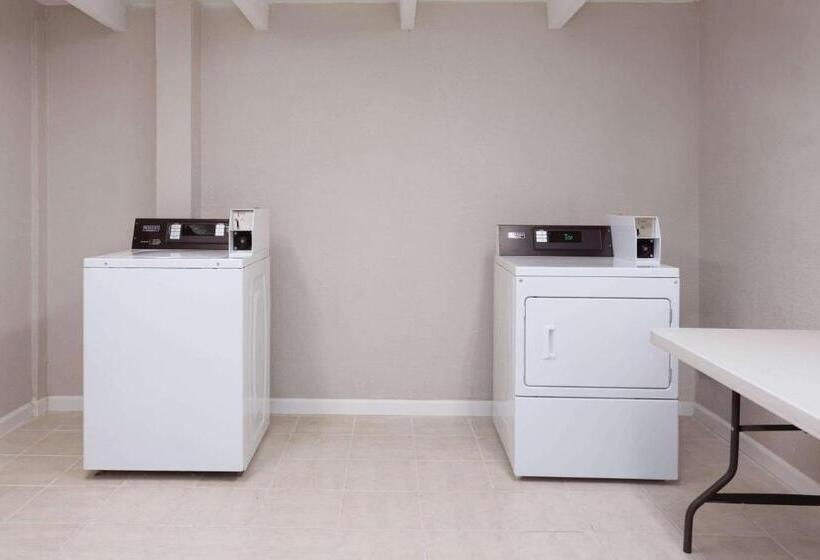 فندق Super 8 By Wyndham Melbourne