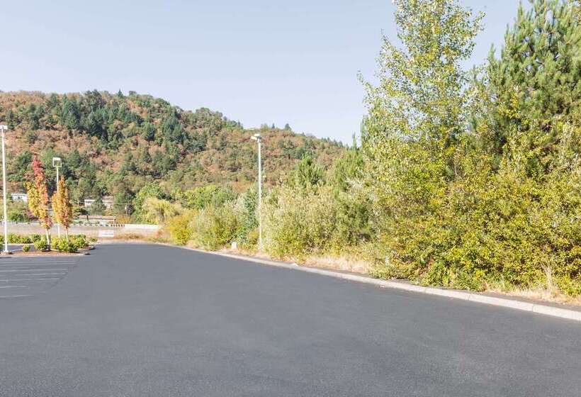 فندق Super 8 By Wyndham Roseburg