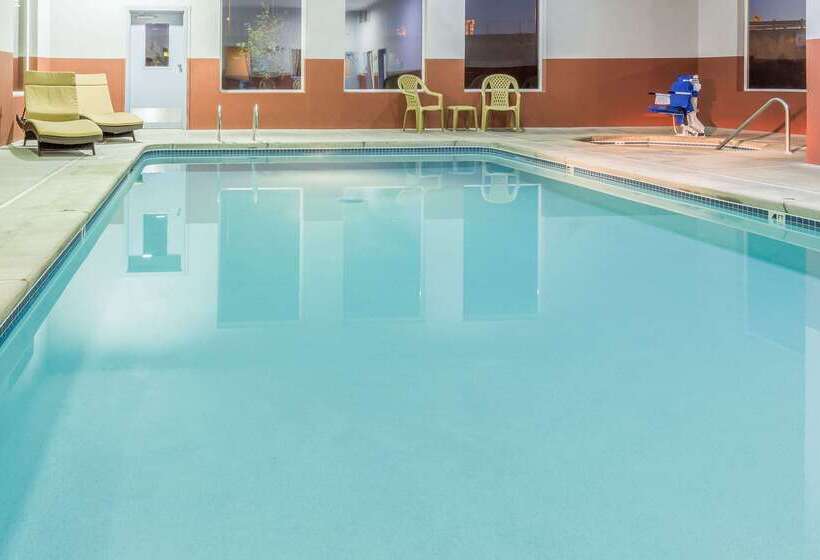 فندق Super 8 By Wyndham Roseburg