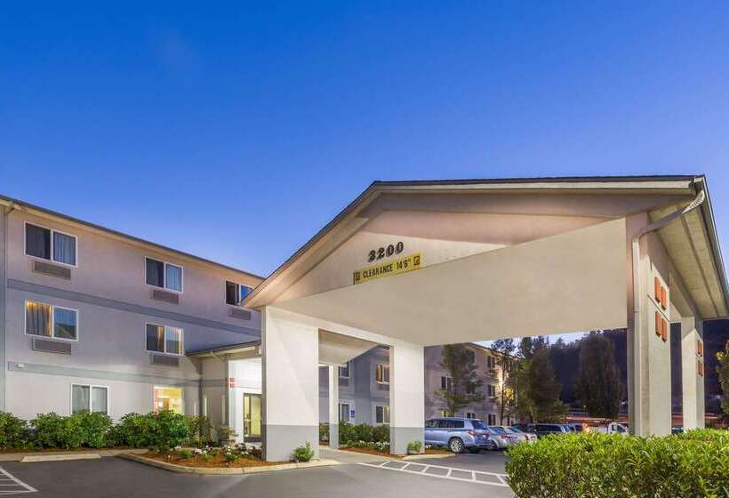 فندق Super 8 By Wyndham Roseburg