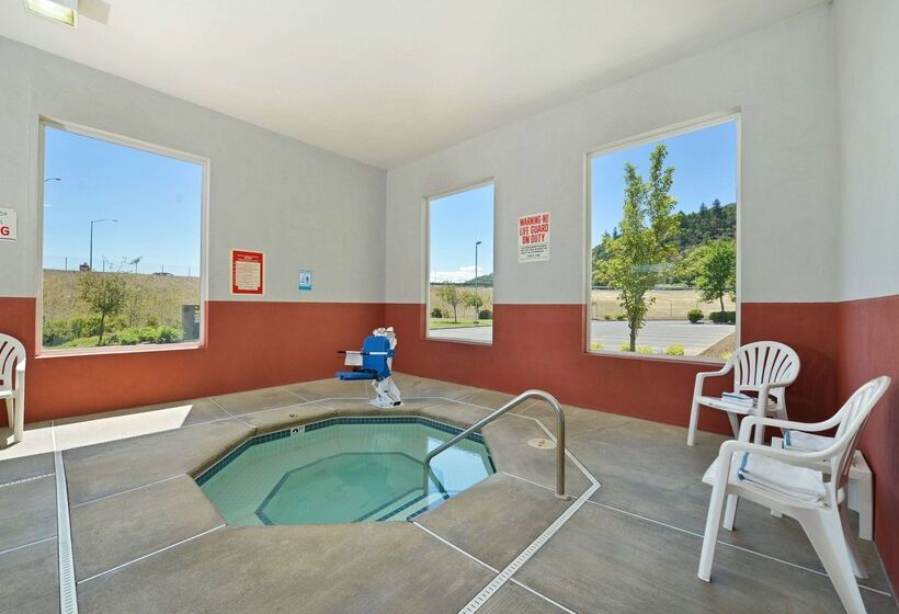 فندق Super 8 By Wyndham Roseburg
