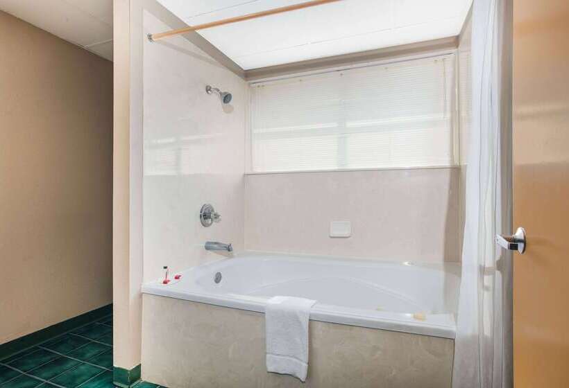 هتل Super 8 By Wyndham Sevierville Riverside