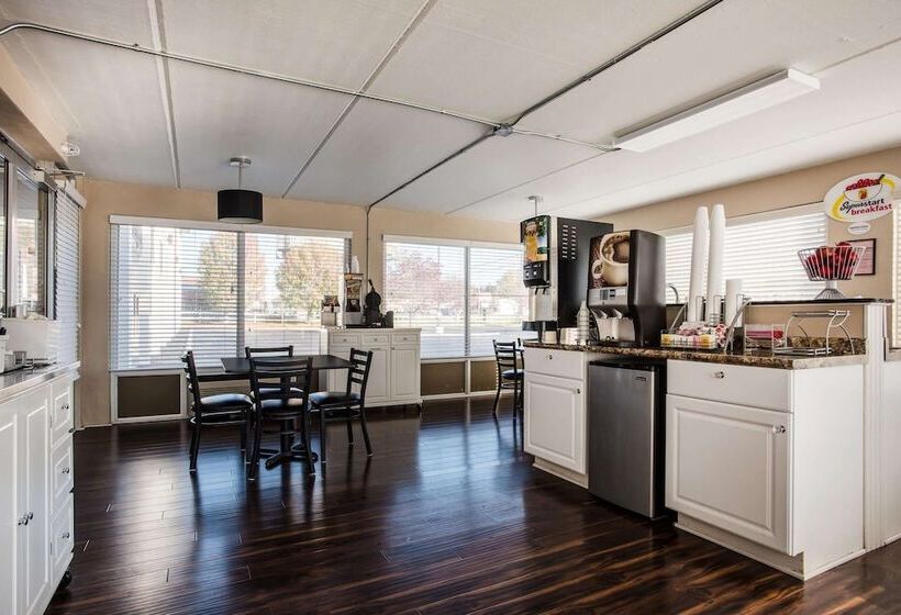 هتل Super 8 By Wyndham Sevierville Riverside