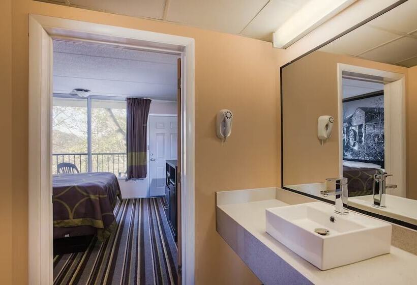 هتل Super 8 By Wyndham Sevierville Riverside