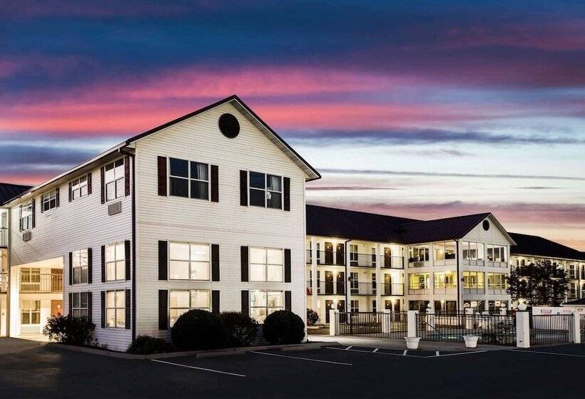 هتل Super 8 By Wyndham Sevierville Riverside