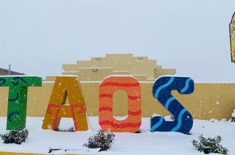 Отель Super 8 By Wyndham Taos