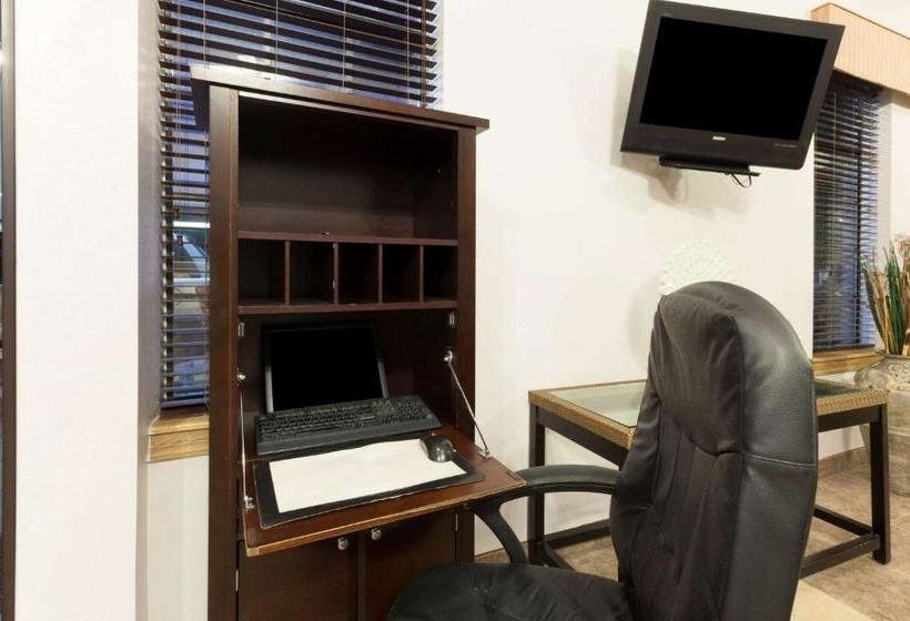 فندق Super 8 By Wyndham Tulsa/downtown/east